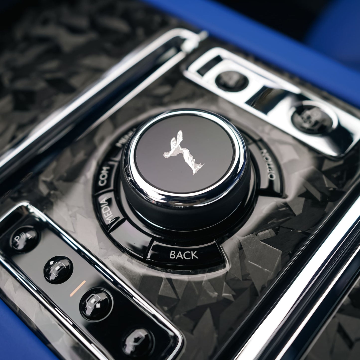 MANHART CARBON INTERIOR PACKAGE FOR ROLLS-ROYCE CULLINAN